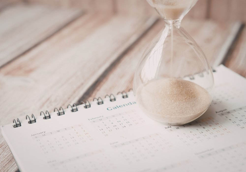 Sablier sur un calendrier — prendre le temps de soi